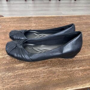 Denver Hayes Women’s Size 9 Quad Comfort Black Leather Wedge Flats